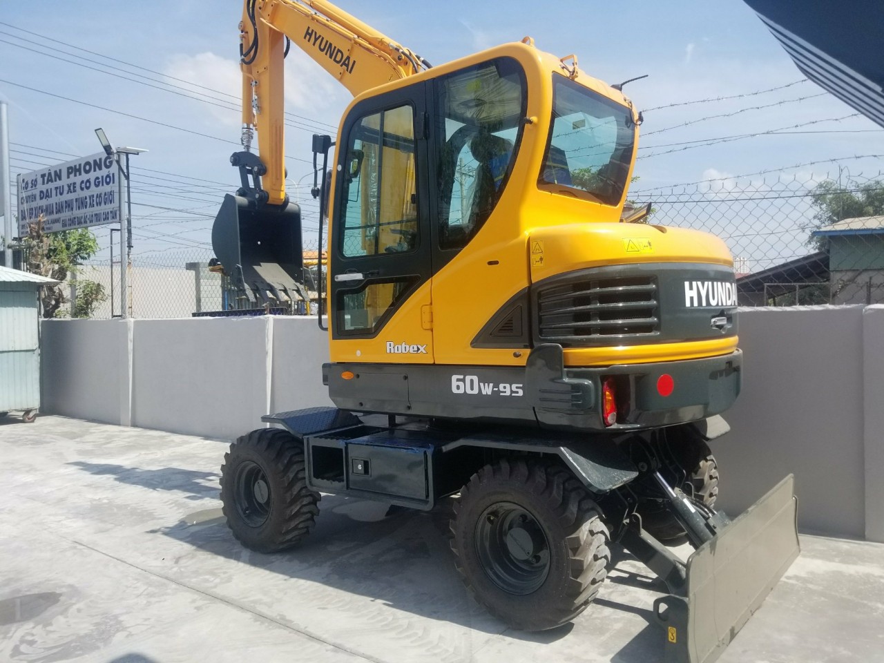 Máy đào bánh lốp