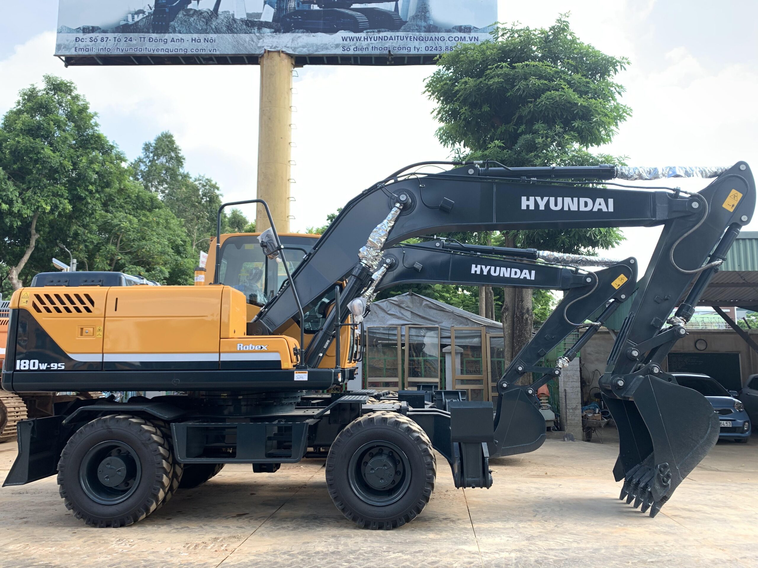 máy xúc đào bánh lốp