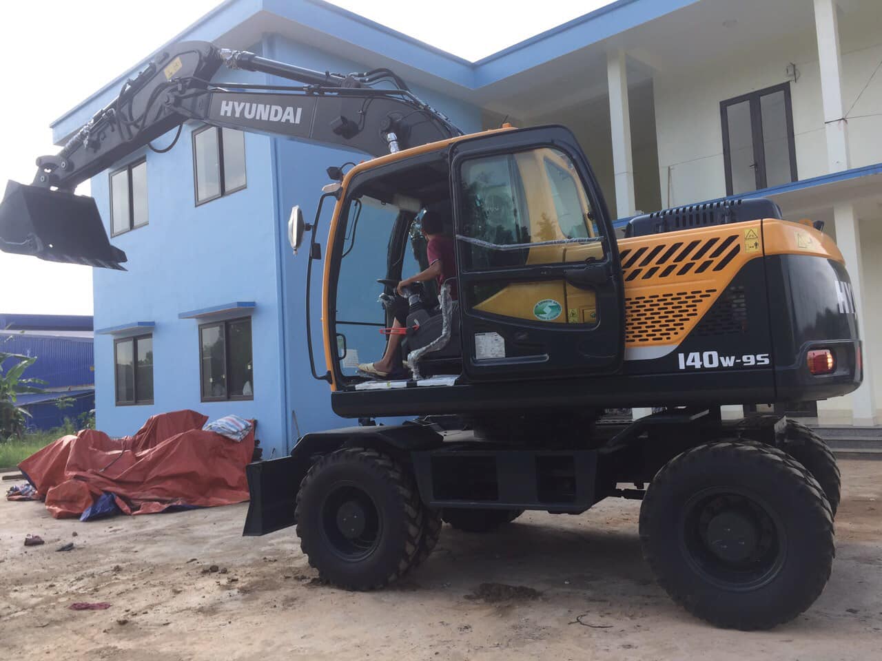 máy xúc bánh lốp