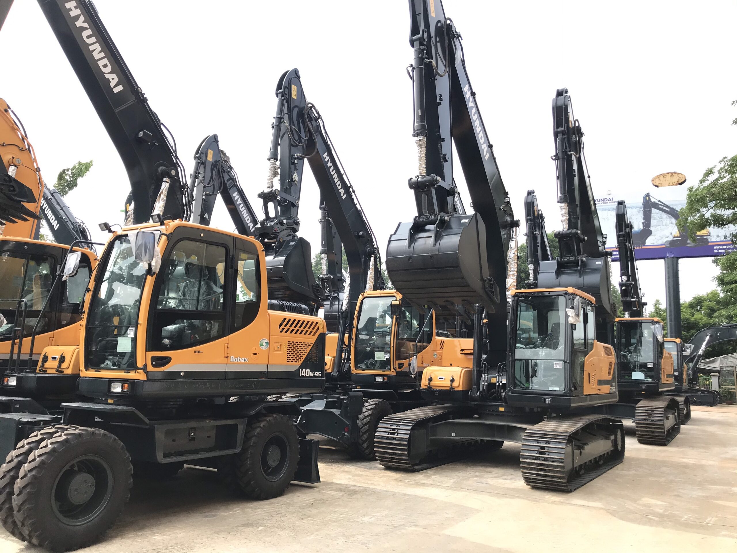 máy xúc bánh lốp