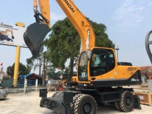 máy xúc bánh lốp hyundai